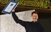 Robert Downey Jr. Lập Kỷ Lục Guinness Với Tấm Thiệp Sinh Nhật 5.339 Chữ Ký Người Hâm Mộ