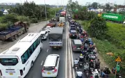 Kẹt xe nghiêm trọng tại TP.HCM do chặn nút giao cao tốc dịp Tết