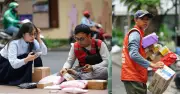 Shipper tất bật ngày cận Tết: Giao hàng từ sáng sớm đến đêm khuya, thu nhập tăng gấp đôi