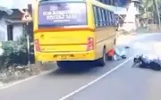 Sinh viên Ấn Độ thoát chết thần kỳ dưới bánh xe buýt nhờ tài xế phản xạ nhanh