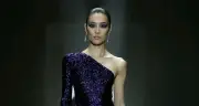 Siêu mẫu Lưu Văn gây sốt tại Milan Fashion Week với váy xẻ tới eo táo bạo