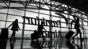 Sân bay lớn nhất nước Đức tê liệt nghiêm trọng vì tuyết dày đặc