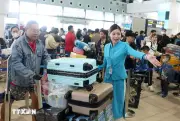 Sân bay Nội Bài chật kín người trong ngày mùng 5 Tết Nguyên đán