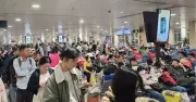 Sân bay Tân Sơn Nhất chật kín người về quê đón Tết, nhiều chuyến bay bị hoãn liên tục