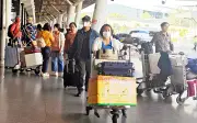 Sân Bay Tân Sơn Nhất Đón Làn Sóng Lao Động Trở Lại Sau Tết, Giá Vé Vẫn Neo Cao