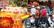 Cảnh tượng lạ lùng tại chợ người Hoa ngày ông Táo: Bánh đẹp như vàng, khách chỉ dám mua nửa phần