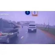 Ôtô Vượt ẩu Trời Mưa Mất Lái Lao Xuống Ruộng Tại Thanh Hóa