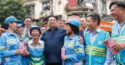 Thủ tướng Phạm Minh Chính thăm hỏi, động viên công nhân vệ sinh môi trường Hà Nội