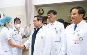 Thủ tướng thăm bệnh viện dịp Tết, nhấn mạnh ưu tiên cứu người và nâng cao chất lượng y tế