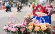 Thị trường Valentine 2024 trầm lắng, sức mua giảm sâu do trùng dịp Tết Nguyên đán