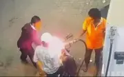 Thảm họa suýt xảy ra tại trạm xăng Ấn Độ vì người đàn ông cố đốt xe khi bị ngăn hút thuốc