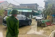 Tài xế Hà Tĩnh đậu xe chặn ngõ, thách thức công an: 'Phạt 100 triệu không sao'