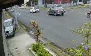 Tài xế Toyota RAV4 gây chuỗi va chạm hỗn loạn tại giao lộ, leo vỉa hè và đâm xe liên hoàn