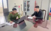 Tài xế đậu xe 'khóa đầu, khóa đuôi' ngõ nhỏ, thách thức công an tại Hà Tĩnh