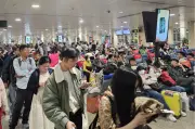Tân Sơn Nhất chật kín người đón Tết, hành khách mệt mỏi chờ đợi xuyên đêm