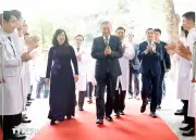 Tổng Bí thư thăm, chúc mừng đội ngũ y tế Bệnh viện Hữu nghị nhân dịp đầu năm