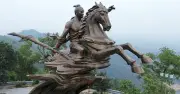 Tượng đài Thánh Gióng trên núi Đá Chồng thu hút đông đảo du khách đầu năm Bính Ngọ 2026