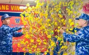Tàu CSB 8005 Vùng Cảnh sát biển 4 đón Tết trên biển với cây mai và bánh chưng