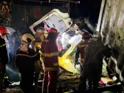 Tàu SE3 tông xe tải tại Hà Nội: Một người tử vong, hiện trường tan hoang