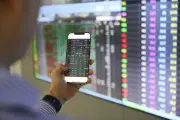 VN-Index vượt đỉnh một tháng, nhóm dầu khí dẫn dắt thị trường tăng điểm