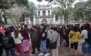 Văn Miếu Quốc Tử Giám đông nghịt người trong ngày mùng 3 Tết thầy