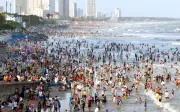 Vũng Tàu đón gần 40.000 khách du xuân, Bãi Sau chật cứng người tắm biển