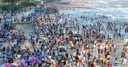 Vũng Tàu ùn tắc ngày Tết, du khách đổ xô tắm biển và lưu trú tăng mạnh