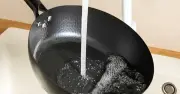 Tại sao không nên tráng chảo gang nóng bằng nước lạnh? Sai lầm nhiều người mắc phải