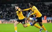 Wolves gây sốc với chiến thắng 2-0 trước Aston Villa, trọng tài Pawson bỏ chạy gây tranh cãi