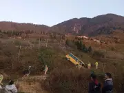 Xe du lịch 16 chỗ mất lái ở Sa Pa, rất may không có người tử vong