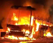 Xe khách bốc cháy dữ dội tại Đắk Lắk, tài xế anh hùng cứu 34 hành khách thoát nạn