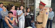 Xe khách hỏng giữa đèo vắng, CSGT Huế kịp thời ứng cứu 40 hành khách