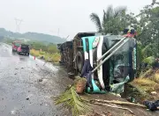 Xe khách lật ngang ở Đồng Nai do trời mưa, một người tử vong, hai người bị thương