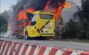 Xe khách bốc cháy dữ dội trên quốc lộ 60, hành khách thoát nạn an toàn