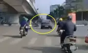 Xe máy rẽ vội cắt đầu SUV tại ngã tư Hà Nội, bị tông văng xa khi đèn xanh
