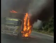 Xe tải bốc cháy dữ dội trên đèo Khánh Lê, cột khói đen cao hàng chục mét