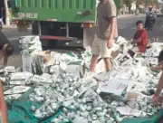 Xe tải đổ bia trên đường ở TPHCM, lực lượng an ninh và người dân hỗ trợ thu gom