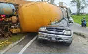 Xe trộn xi măng quá tải đè chết tài xế ô tô tại Malaysia