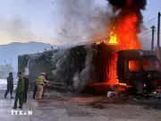 Xe Tải Chở Bột Mỳ Bốc Cháy Dữ Dội Trên Đèo Lò Xo, Quảng Ngãi