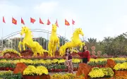 Đà Nẵng trang trí quảng trường 24-3 với bộ ba ngựa vàng 'Tam mã phi thiên'