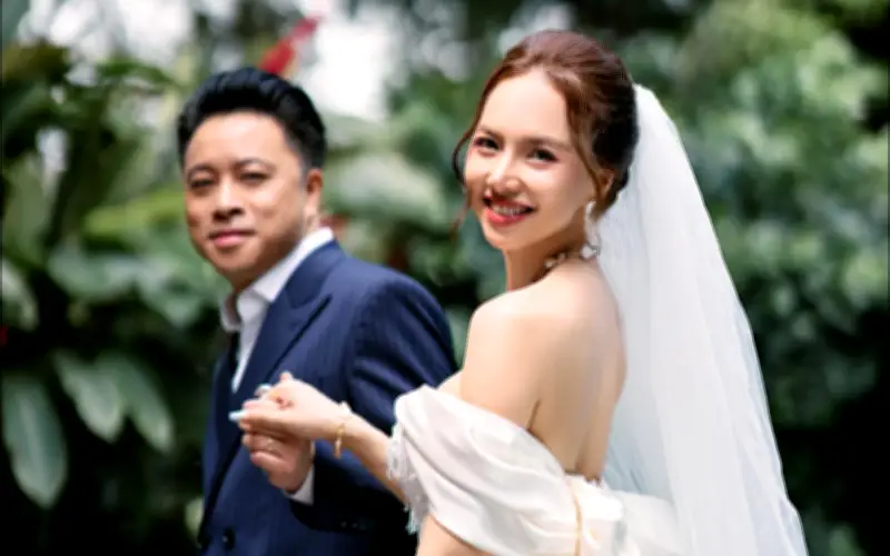 10 năm hôn nhân viên mãn của đạo diễn Trâm Tý bên vợ là hoa khôi