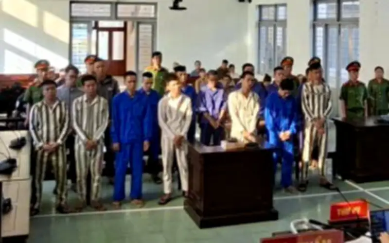 15 Bị Cáo Nhận Án Tù Vì Hỗn Chiến Bằng Hung Khí Tại Cầu Dục Thanh, Lâm Đồng