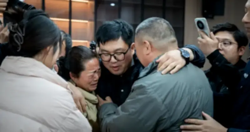 37 Năm Tìm Con, Người Mẹ Ôm Con Khóc Nức Nở Trong Phút Giây Đoàn Tụ Cảm Động