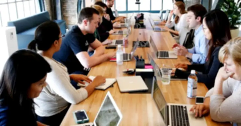 AI Tấn Công Nghề Trí Óc Trước, Lao Động Tay Chân Vẫn An Toàn