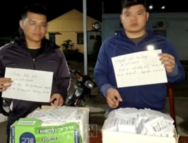 An Giang Bắt Quả Tang 2 Đối Tượng Rải Khoảng 1.500 Tờ Rơi Cho Vay Tiền Trả Góp