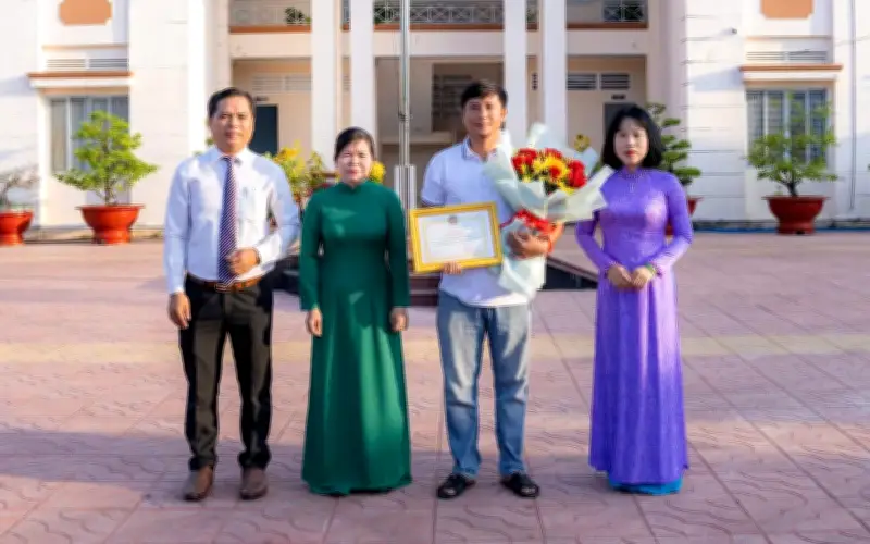 Anh Duy cứu sống bé trai đuối nước, được xã Tân Thành khen thưởng