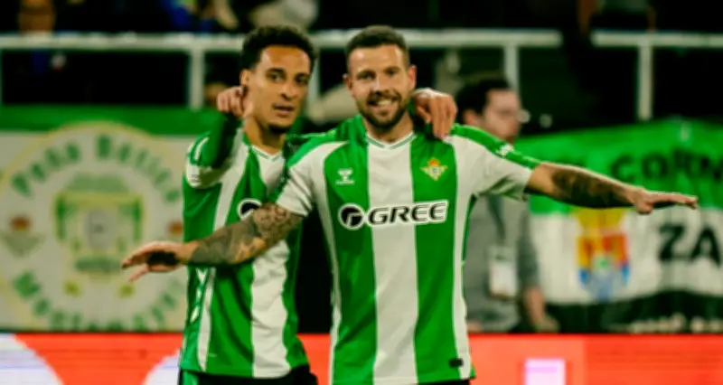 Antony tỏa sáng giúp Betis đi tiếp, Aston Villa loại Lille khỏi Europa League