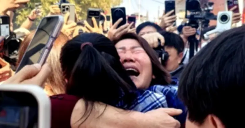 Bị bỏ rơi trong nhà vệ sinh lúc 2 ngày tuổi, cô gái đoàn tụ cha mẹ sau 28 năm