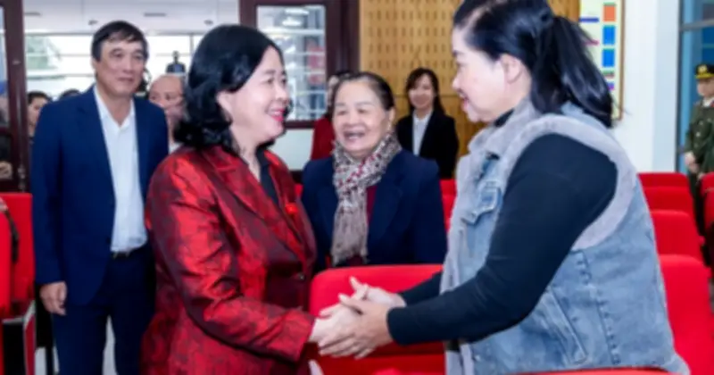 Bà Bùi Thị Minh Hoài cùng ứng viên Quốc hội tiếp xúc cử tri Phú Thọ, cam kết hành động vì dân