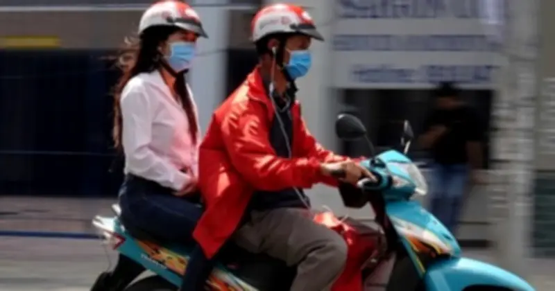 Bộ Công An Giải Đáp: Phạt Đến 1 Triệu Đồng Nếu Đeo Tai Nghe Khi Lái Xe Máy